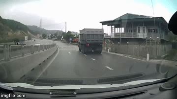 xe fortuner do truoc cua nha bat ngo boc chay giua dem