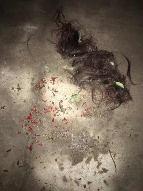 trieu tap me chong va nang dau vu danh ghen xat ot vao vung kin nhan tinh cua con trai