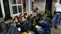 tai xe ghi hinh canh sat trat tu bi nguoi la dap dien thoai