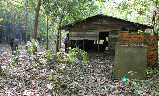 chan dung nghi can hiep dam sat hai be gai 4 tuoi khi di tham mo ong