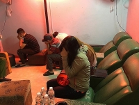 tim viec qua trung tam moi gioi 2 co gai bi lua vao quan ca phe kich duc