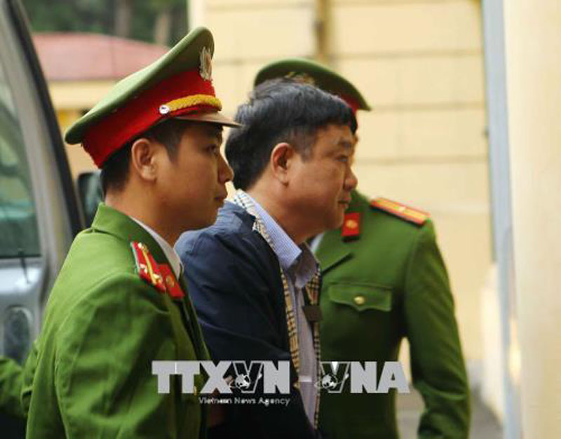 ong dinh la thang tay bat mat mung nguoi than tai toa