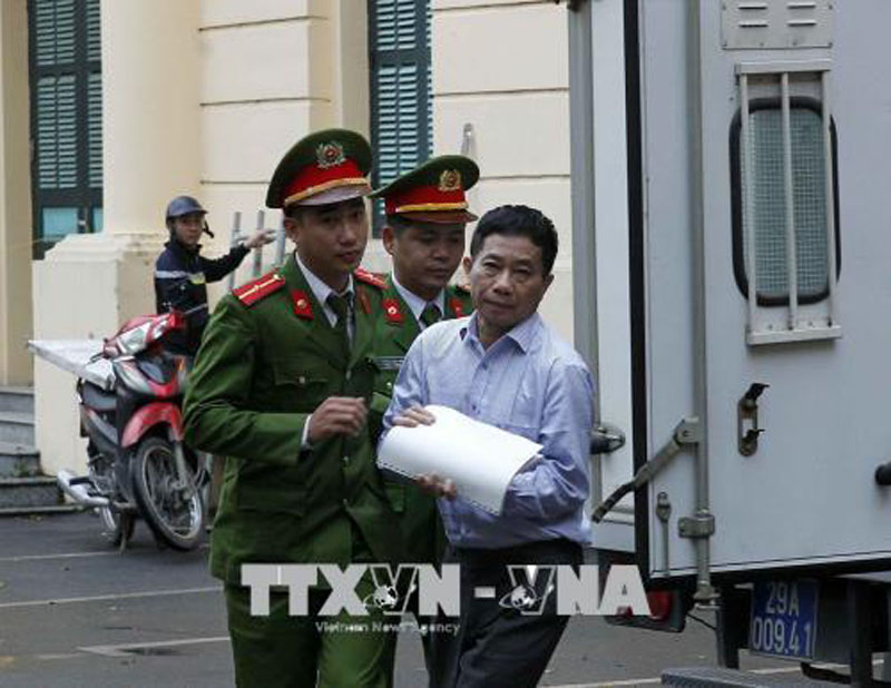 ong dinh la thang tay bat mat mung nguoi than tai toa