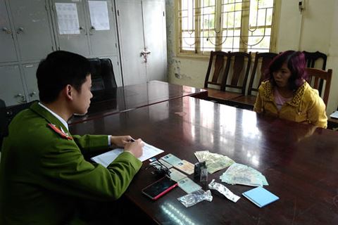 lat mat co gai bay trai la tren mang roi chuoc thuoc me