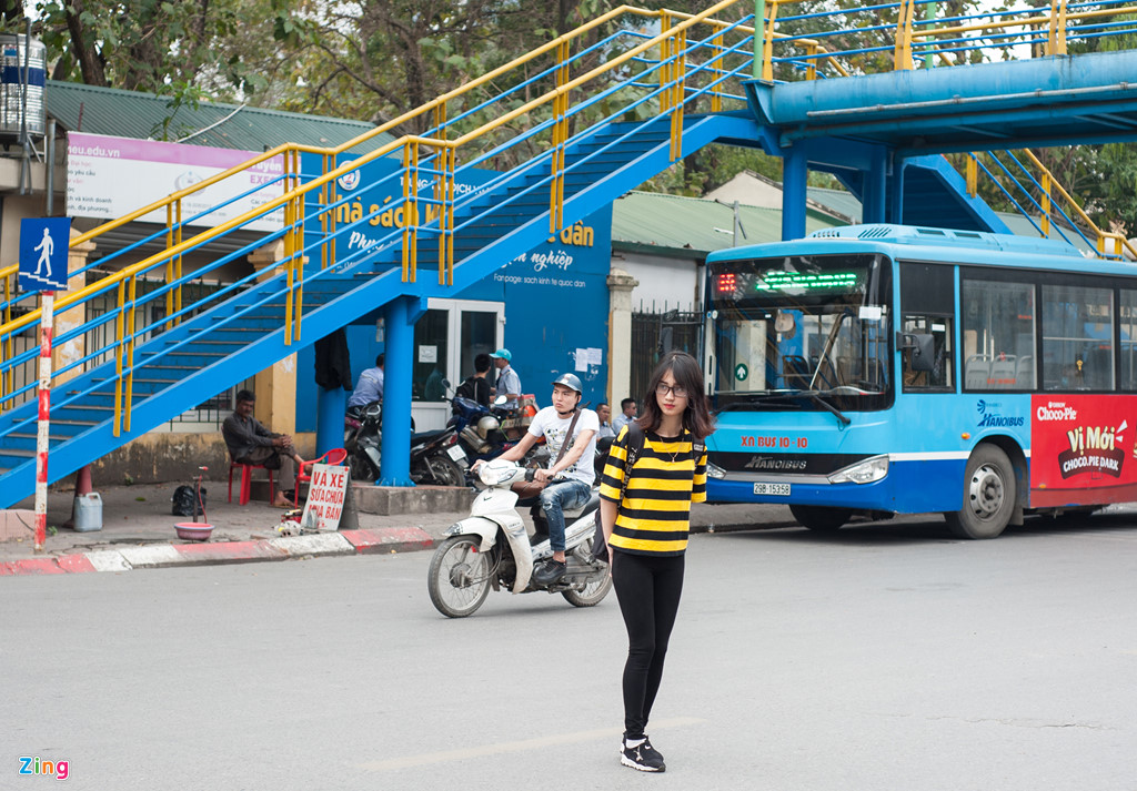 CSGT xử phạt, người đi bộ vẫn vi phạm luật tràn lan csgt xu phat nguoi di bo van vi pham luat tran lan