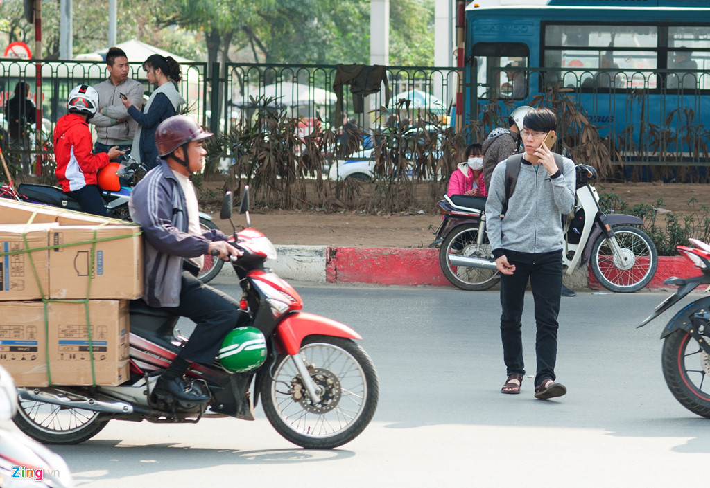 CSGT xử phạt, người đi bộ vẫn vi phạm luật tràn lan csgt xu phat nguoi di bo van vi pham luat tran lan