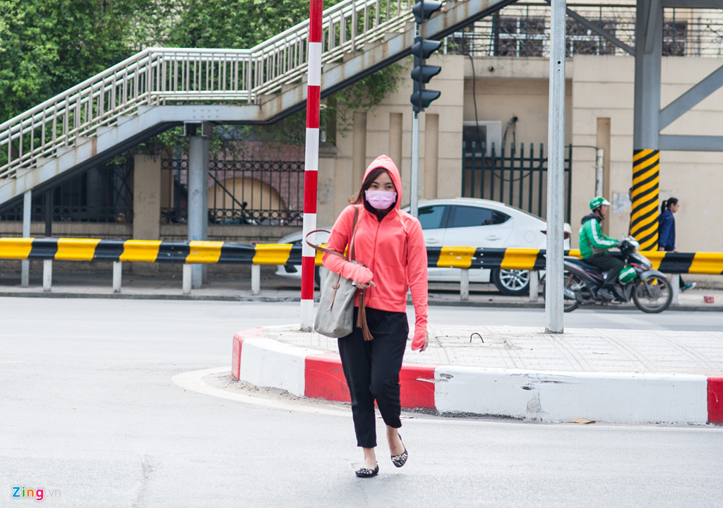CSGT xử phạt, người đi bộ vẫn vi phạm luật tràn lan csgt xu phat nguoi di bo van vi pham luat tran lan