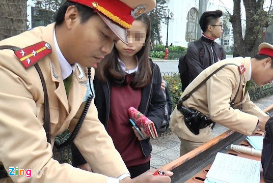 CSGT xử phạt, người đi bộ vẫn vi phạm luật tràn lan csgt xu phat nguoi di bo van vi pham luat tran lan