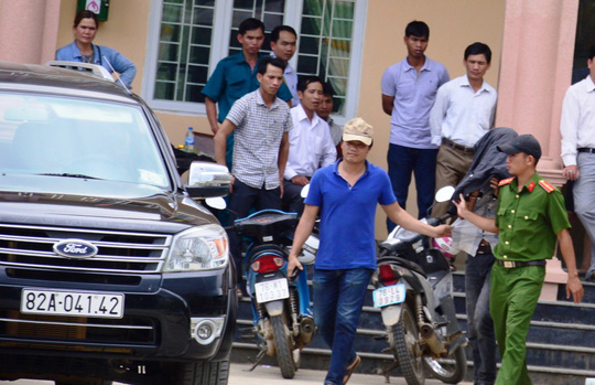 ban giao 3 nghi pham ban chet nguoi cho cong an tinh kon tum