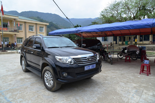 ban giao 3 nghi pham ban chet nguoi cho cong an tinh kon tum