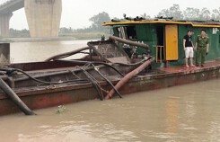 Thuyền trưởng không bằng lái trộm cát trên sông Kinh Thầy