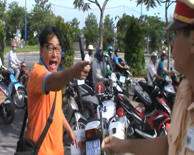 nam thanh nien say ruou vi pham giao thong roi danh canh sat