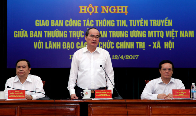 nho dan ghi hinh du luan moi biet vu bac si goc viet bi loi khoi may bay