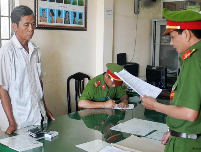 bat lao nong 62 tuoi dam o voi 2 be gai