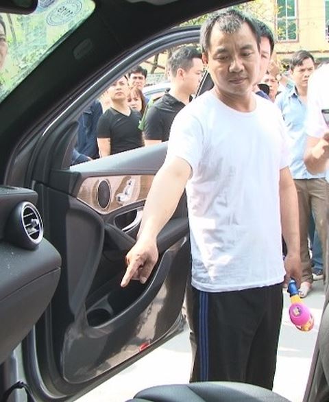 bat doi tuong nguoi trung quoc chuyen bam theo con moi roi ngan hang trom cap hang ty dong