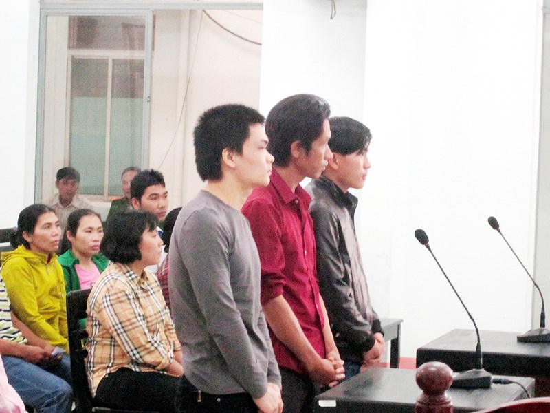 thanh nien bi dam chet vi xu tien bo tiep vien nu