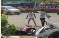 15 thanh nien cam ma tau duoi chem nguoi giua pho