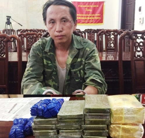 thay giao tieu hoc om sung van chuyen 15 banh heroin