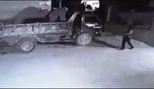 Điều tra đối tượng dùng súng bắn và đốt xe tải trong đêm