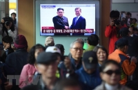 hinh anh 12 ve si vay kin chay theo xe cho kim jong un di an trua