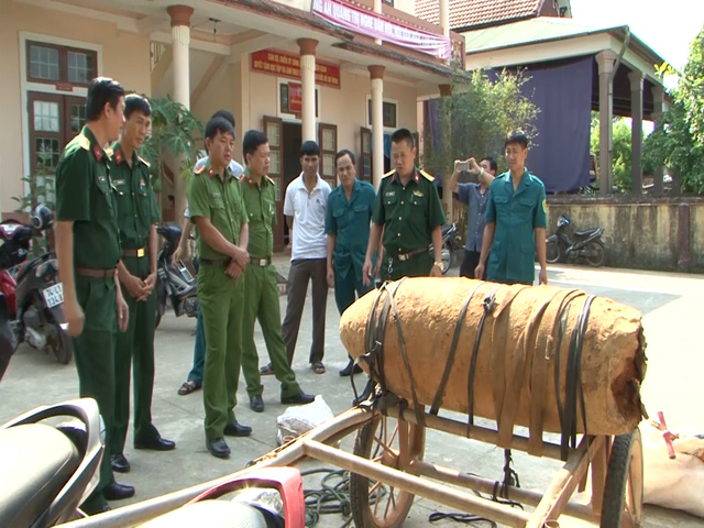 cho qua bom nang hon 300kg con nguyen kip no di ban