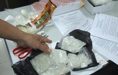 Bắt 2 đối tượng quấn ma túy quanh đùi mang về Việt Nam
