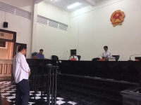 nha bao ke chuyen nhung ban tay the luc phia sau