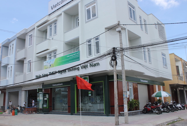 bon lan hoa trang cuop ngan hang bat thanh cua ky su dien le lam hung