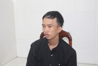 nam sinh lop 10 dung dao dam guc ban trong lop hoc