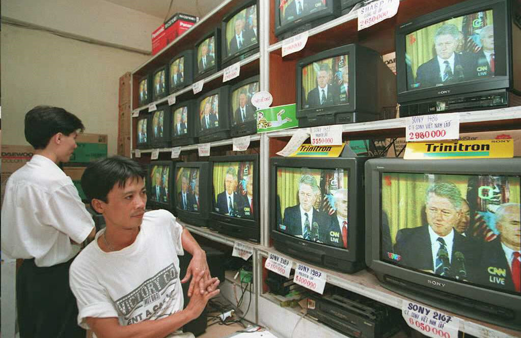 22 nam viet my tu cai bat tay cua bill clinton den bun cha obama
