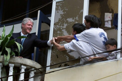 22 năm Việt - Mỹ: Từ cái bắt tay của Bill Clinton đến bún chả Obama