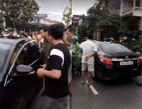 vu be gai 9 tuoi nghi bi nguoi la bat coc o hung yen vo hoi mua nho my de tiep can nha dan