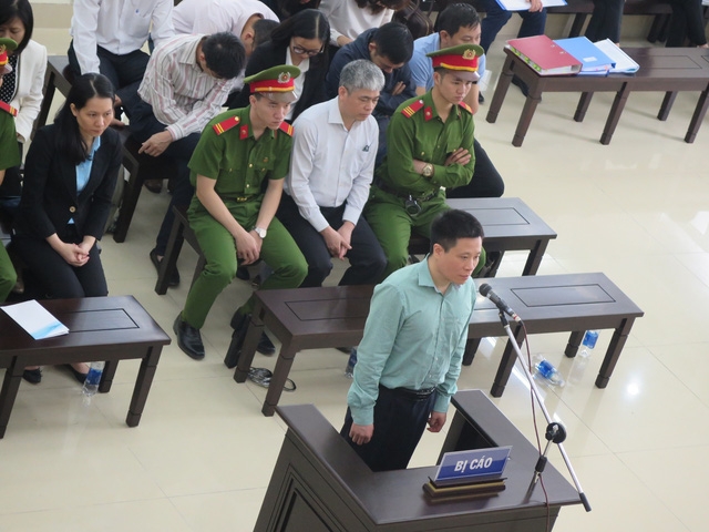 Vụ phúc thẩm ông Hà Văn Thắm: Những lời sau cùng đẫm nước mắt lúc gần nửa đêm ở toà vu phuc tham ong ha van tham nhung loi sau cung dam nuoc mat luc nua dem o toa
