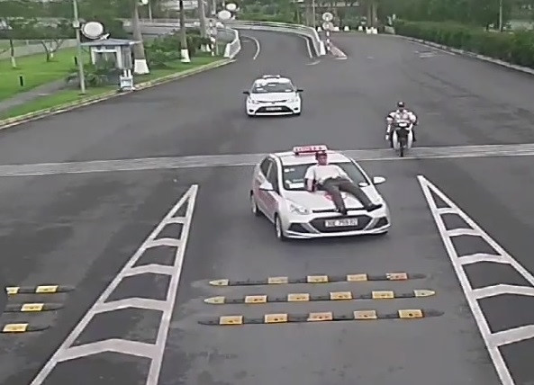 bat khan cap tai xe taxi dam nhan vien an ninh san bay noi bai