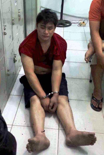 nghi can tai mun truc tiep dung dao tan cong nhom hiep si