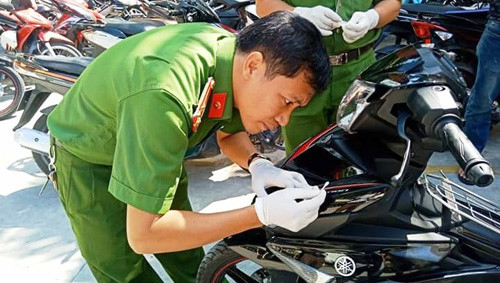 nghi can tai mun truc tiep dung dao tan cong nhom hiep si