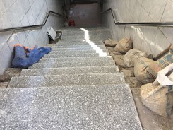 Lại chi đống tiền thay gạch lát hầm đi bộ đang...đẹp