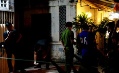 Nghi vợ bị xúi giục nên mới ly hôn, chồng mang xăng và dao đến 