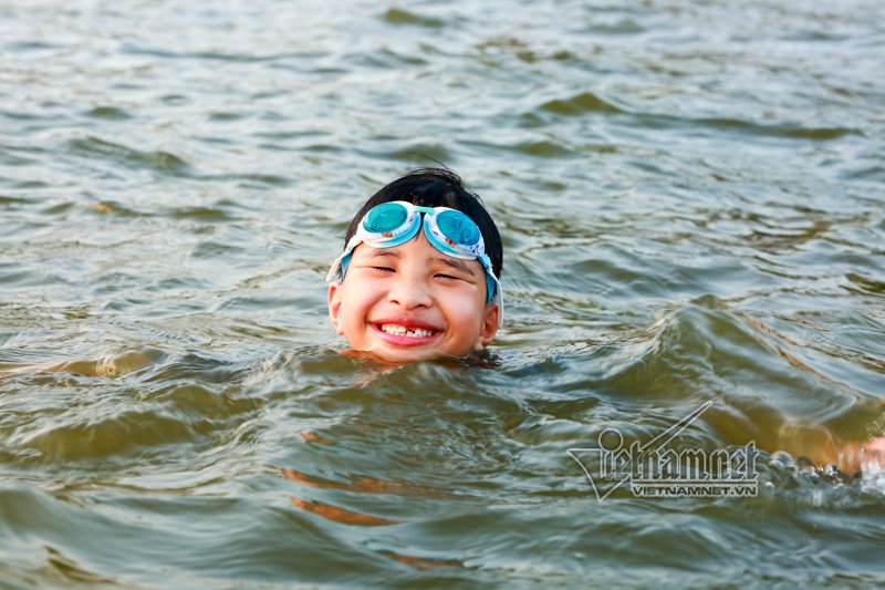 Nam thanh nữ tú và chó cưng ở 'bể bơi' lớn nhất Hà Nội nam thanh nu tu va cho cung o be boi lon nhat ha noi