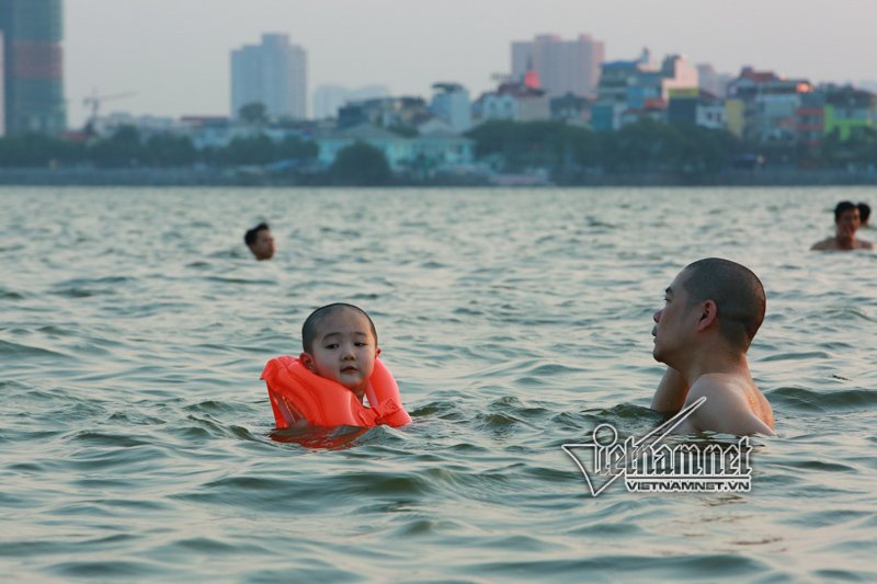 Nam thanh nữ tú và chó cưng ở 'bể bơi' lớn nhất Hà Nội nam thanh nu tu va cho cung o be boi lon nhat ha noi