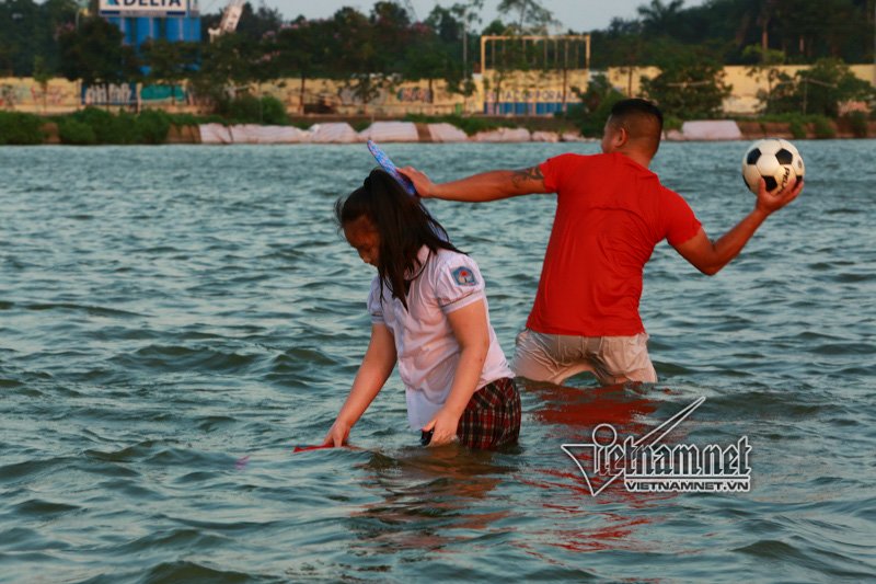 Nam thanh nữ tú và chó cưng ở 'bể bơi' lớn nhất Hà Nội nam thanh nu tu va cho cung o be boi lon nhat ha noi