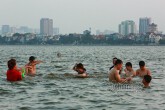 Nam thanh nữ tú và chó cưng ở 'bể bơi' lớn nhất Hà Nội