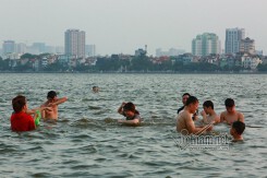 Nam thanh nữ tú và chó cưng ở 'bể bơi' lớn nhất Hà Nội