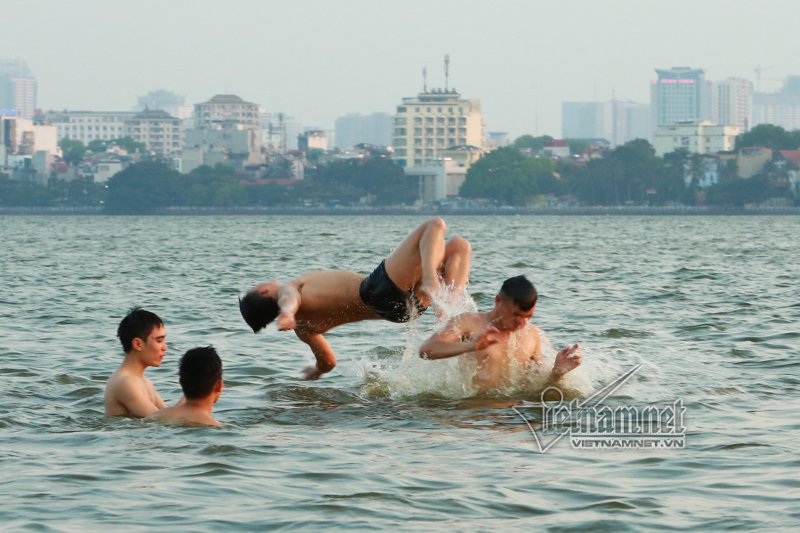 Nam thanh nữ tú và chó cưng ở 'bể bơi' lớn nhất Hà Nội nam thanh nu tu va cho cung o be boi lon nhat ha noi