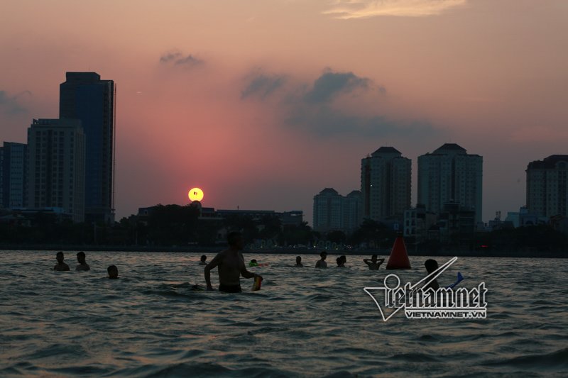 Nam thanh nữ tú và chó cưng ở 'bể bơi' lớn nhất Hà Nội nam thanh nu tu va cho cung o be boi lon nhat ha noi