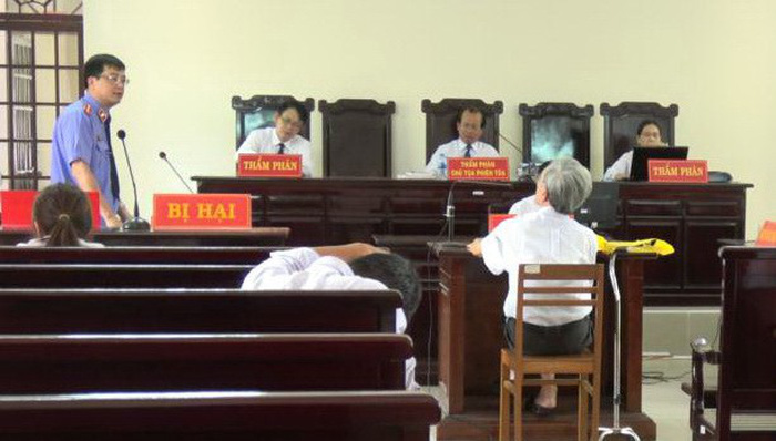 tham phan bi dinh chi noi khong tieu cuc khi xu an treo vu dam o
