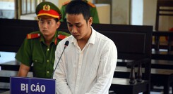 Chồng tưới xăng đốt vợ vì bị cằn nhằn khi ăn nhậu