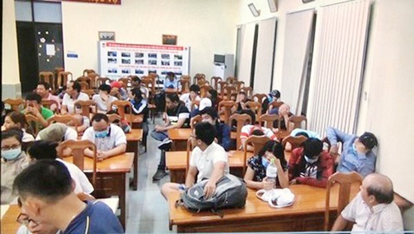 pha song bac poker tra hinh quy mo o trung tam sai gon