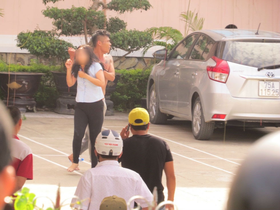nghet tho giai cuu co gai bi ke nghi ngao da cam dao khong che