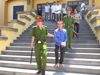 con gai rieng bi hiep dam nhieu lan me van xin giam an cho chong cu